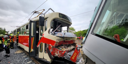 V Praze se ráno srazily dvě tramvaje, dva lidé se zranili