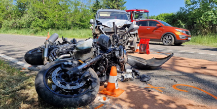 Při nehodě na Příbramsku se zranil motorkář, nedal mu přednost řidič citroenu