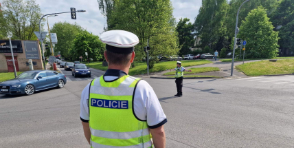 Provoz na křižovatce u „Asie“ řídí policisté, řidiči zmatkují