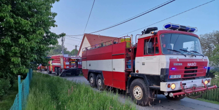 Na Příbramsku hoří rodinný dům, hasiči vyhlásili 2. stupeň požárního poplachu
