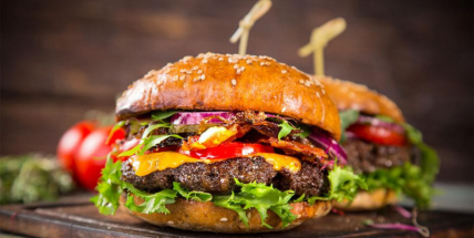 Dnes je Mezinárodní den burgerů. Slavit mohou i vegetariáni