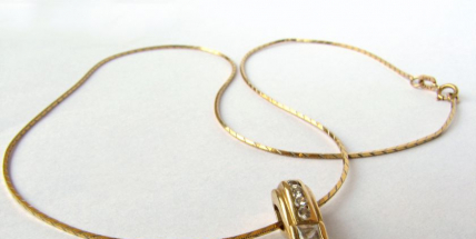 Okradla svou známou o šperky