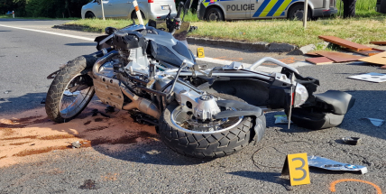U Příbrami srazila řidička opelu motorkáře, nedala mu přednost v jízdě