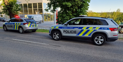 Agresor s nožem v ruce přepadl v Příbrami ženu za volantem, policisté ho zpacifikovali až s namířenou zbraní