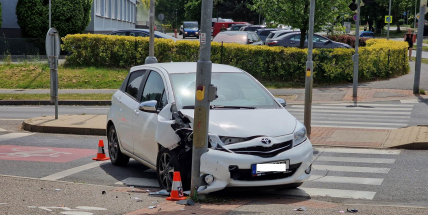 Řidička v Čechovské ulici při odbočování na parkoviště obchodního domu havarovala do semaforu