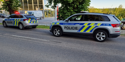 Muži, který s nožem v ruce přepadl v Příbrami ženu za volantem, hrozí deset let vězení