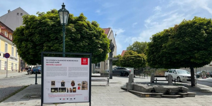 Panely mapující téměř třísetletou historii Korunovace jsou v příbramských ulicích