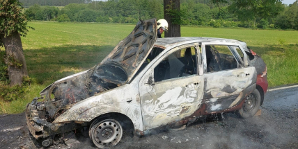 U Kamýku nad Vltavou shořelo auto na plyn, hasiči silnici uzavřeli