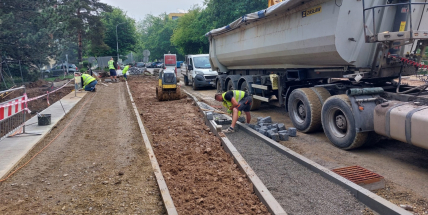 Stavbaři dokončují opravu prvního mostu ve Školní ulici