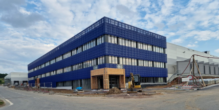 TROX KS Filter dokončuje v Příbrami novou halu, náklady se blíží miliardě korun