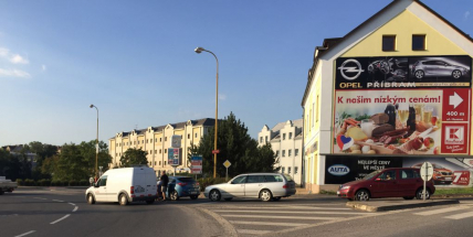 Školní rok začíná i na silnicích, dvě auta se srazila u Obory