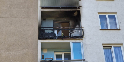 Požár zachvátil balkon v příbramském věžáku, hasiči do bytu vstoupili násilím
