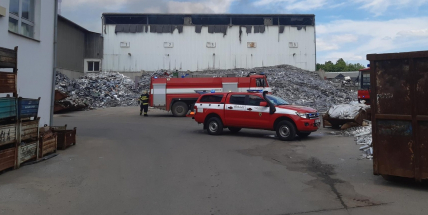 Hasiči pokračují v likvidaci požáru recyklační haly v obci Rybníky na Příbramsku