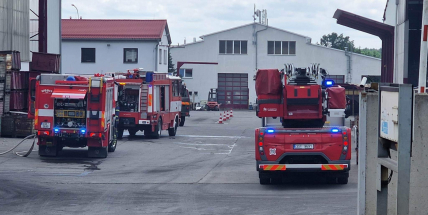 Hasiči dohasili požár recyklační haly na Příbramsku, požářiště předali majiteli