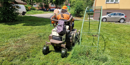 Příbram letos na některých místech opět omezila sečení trávy