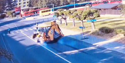 K tragédii stačila pouze vteřina. Řidič bagru málem nedobrzdil a odmrštil stojící auto na přechod