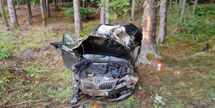Na Příbramsku narazilo auto do stromu, těžce zraněného řidiče přepravil do nemocnice vrtulník
