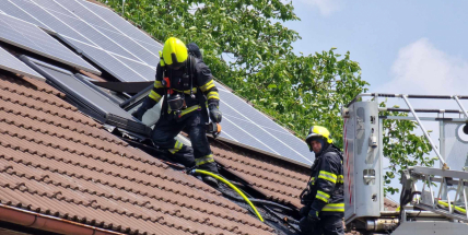 V Mníšku pod Brdy likviduje šest hasičských jednotek požár domu s fotovoltaikou