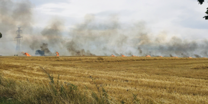 U Březnice hoří rozlehlé pole
