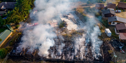V kempu na Trhovkách vypukl obří požár. Shořela restaurace, pergoly i karavan