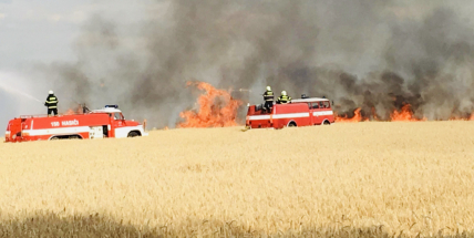 U obce Hvožďany hoří pole, hrozí rozšíření ohně do lesa