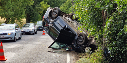 U Hluboše skončilo auto na střeše, řidičku převezli do nemocnice