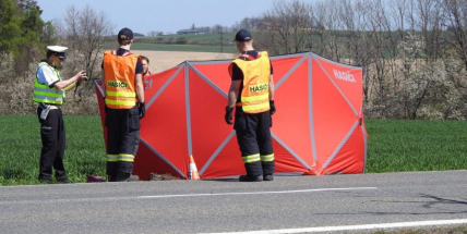 Na Příbramsku spadla 19letá spolujezdkyně z motocyklu, zraněním podlehla