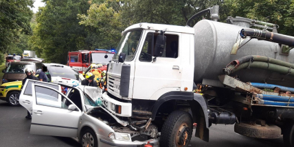 Řidič fekálního vozu nedal přednost Octavii, na místo letěl vrtulník leteckých záchranářů