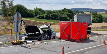 Policie hledá důležitého svědka dopravní nehody, při které zemřel řidič u Milína