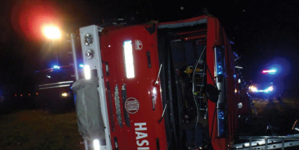 V Kolíně zemřel při havárii cisterny hasič jedoucí k požáru rodinného domu