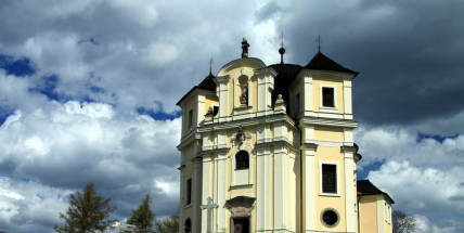 Hýkající vodovod, poustevník bylinkář. Kostel na Makové je skromný na pohled, ale bohatý na historii