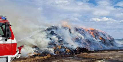 Hasiči zasahují u požáru stohu v Rosovicích na Příbramsku