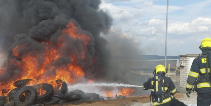 Oheň ze stohu v Rosovicích zasáhl uskladněné pneumatiky, na místě zasahují další hasičské jednotky