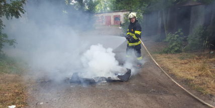 Hasiči zasahovali u netradičního požáru. Bezdomovci v Březnické zapálili vanu