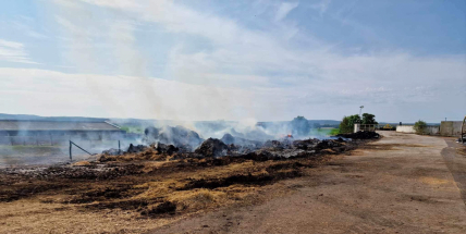 Hasiči dohasili požár stohu v Rosovicích, škoda 300 tisíc korun
