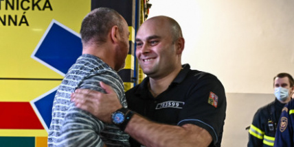 Pražský hasič pomáhal v době osobního volna při žních na Příbramsku. Na poli pomohl zachránit lidský život