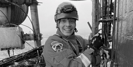 Černé vlajky, nastoupené jednotky. Hasiči uctí památku kolegy, který zemřel při havárii cisterny jedoucí k požáru domu