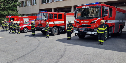 Hasiči uctili památku kolegy, který zemřel při havárii cisterny jedoucí k požáru domu