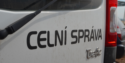 Středočeští celníci pronásledovali auto s běženci, řidič jízdou ohrožoval ostatní