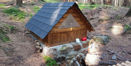 Vojenské lesy opět zvou dobrovolníky na výpravu za studánkami v Brdech