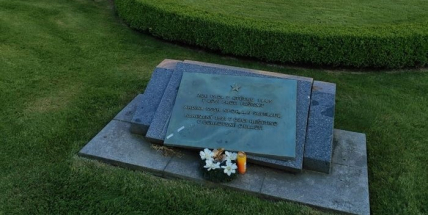 Vedení Dobříše nechalo přesunout pamětní desku rudoarmějce, nezemřel v boji