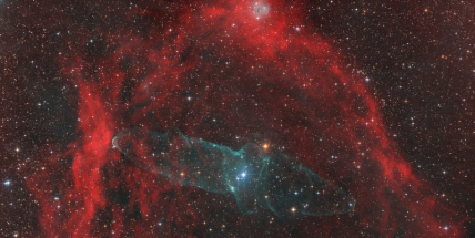 Astrofotografií července je snímek namodralé mlhoviny v souhvězdí Cefea