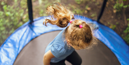 Dětem na trampolínách hrozí vážná zranění. Nenechávejte potomky skákat bez dozoru