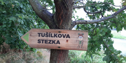Stezka skřítka Tušílka nabízí propojení skutečných zážitků z přírody se světem internetu