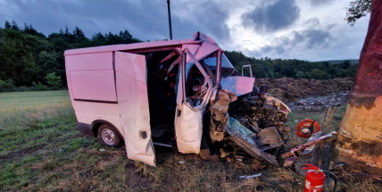 U Jinců narazila dodávka do stromu, opilého řidiče po vyproštění do nemocnice přepravil vrtulník
