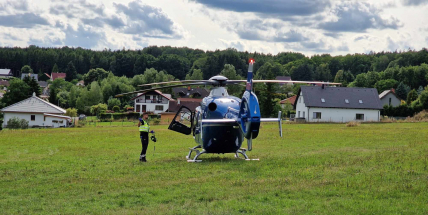 Malé dítě se vážně zranilo o zahradní sekačku. Letěl pro něj vrtulník