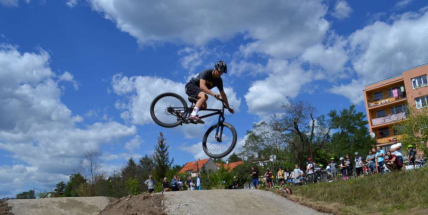 V Dobříši je nová pumptracková dráha, město ji dalo postavit na návrh lidí