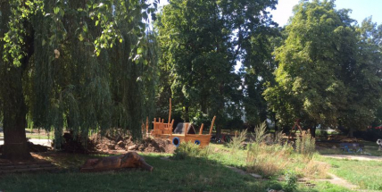 Práce na úpravě zahrad MŠ nabraly velký skluz, smluvní termín prý bude dodržen