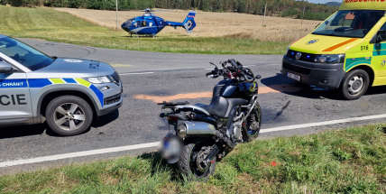 Na Příbramsku se čelně střetla motorka s autem, zraněného motorkáře do nemocnice přepravil vrtulník