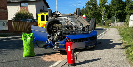 Řidič ve Zdabořské ulici najel na obrubník, poškodil plot a převrátil auto na střechu